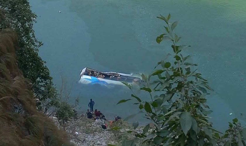 तामाकोशी नदीमा खस्यो यात्रुवाहक बस, पाँच जनाको मृत्यु