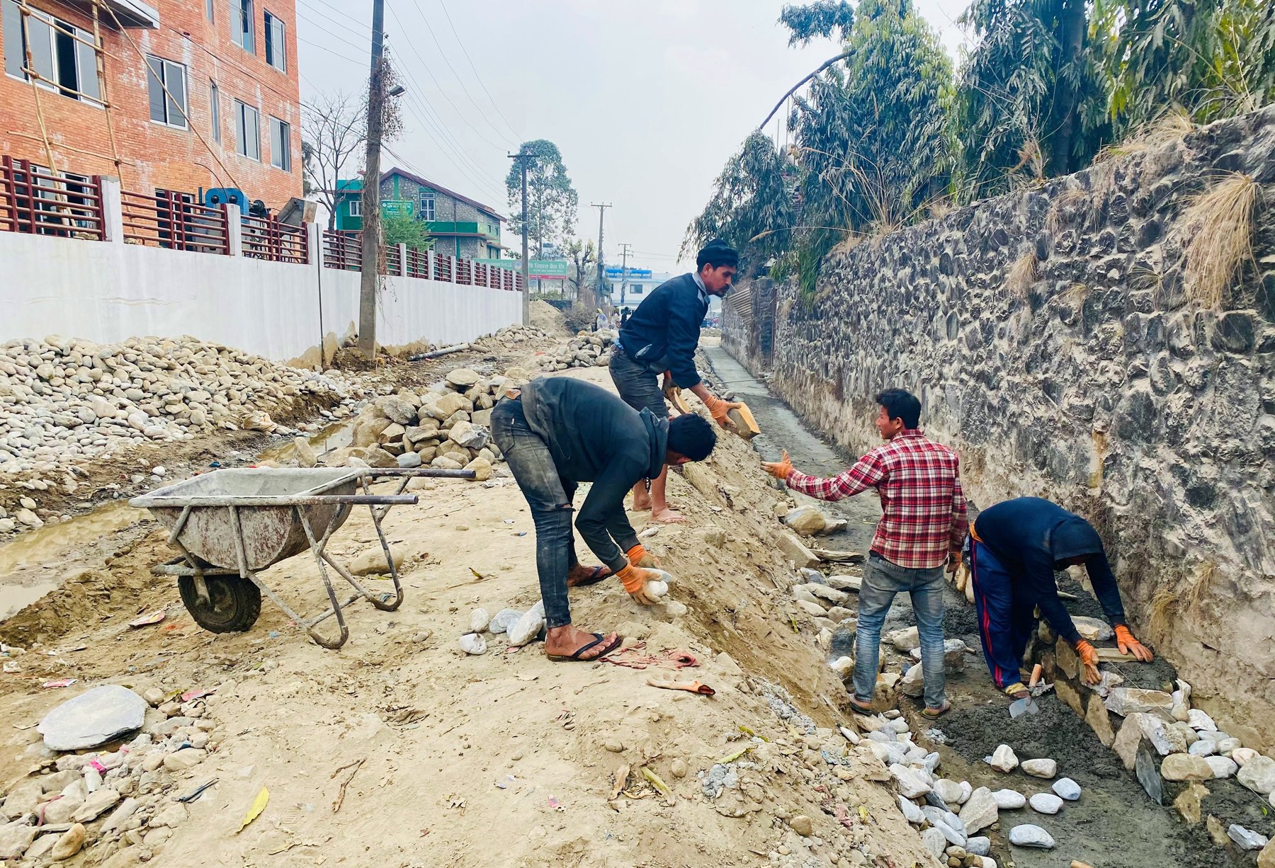 सडक स्तरोन्नति गरिँदै