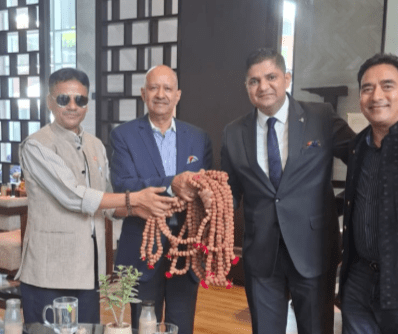 स्वदेशी नेपाली उत्पादन रुद्राक्षको बिस्तार बढ्दै,  तारे होटलमा ग्राहकलाई रुद्राक्षको माला लगाएर स्वागत