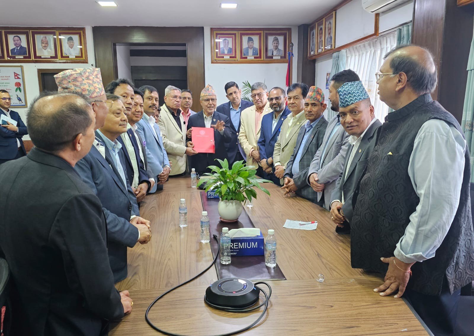 अर्थमन्त्री खनाल समक्ष लगानीकर्ताको मनोबल उकास्न चेम्बरद्वारा आग्रह