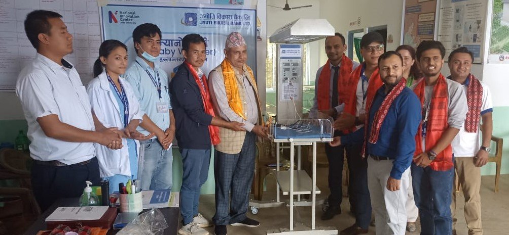 ज्योति विकास बैंकद्वारा नेत्रावती डबजोङ अस्पताललाई बेबी वार्मर प्रदान