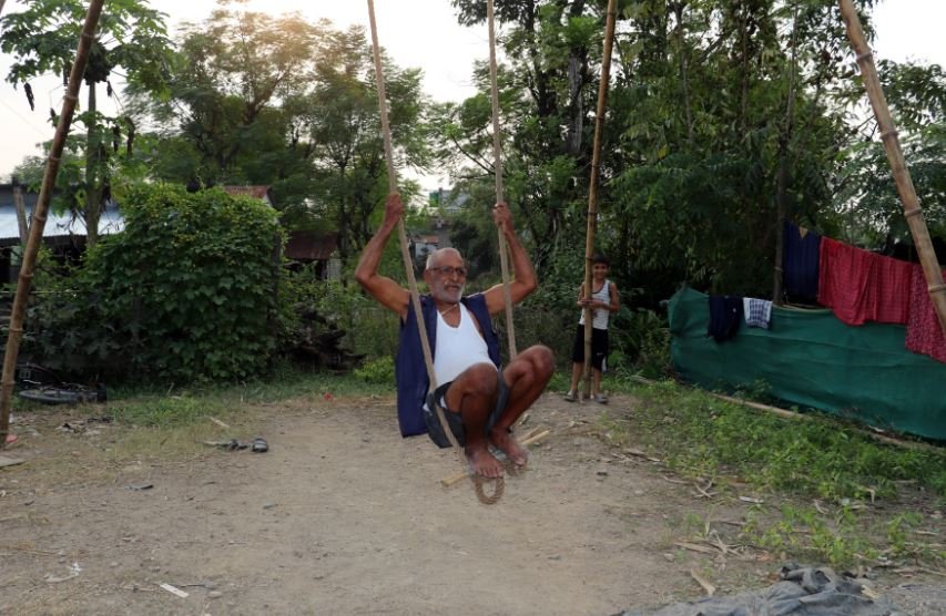 पिङ खेल्दै  जेष्ठ नागरिक
