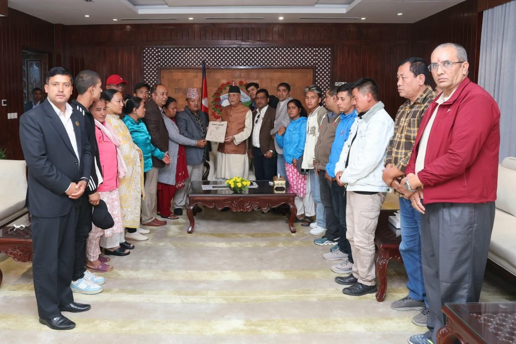 सिस्नेरीमा निधन भएका बाल फुटबल खेलाडीका परिवारबाट प्रधानमन्त्रीलाई ध्यानाकर्षण