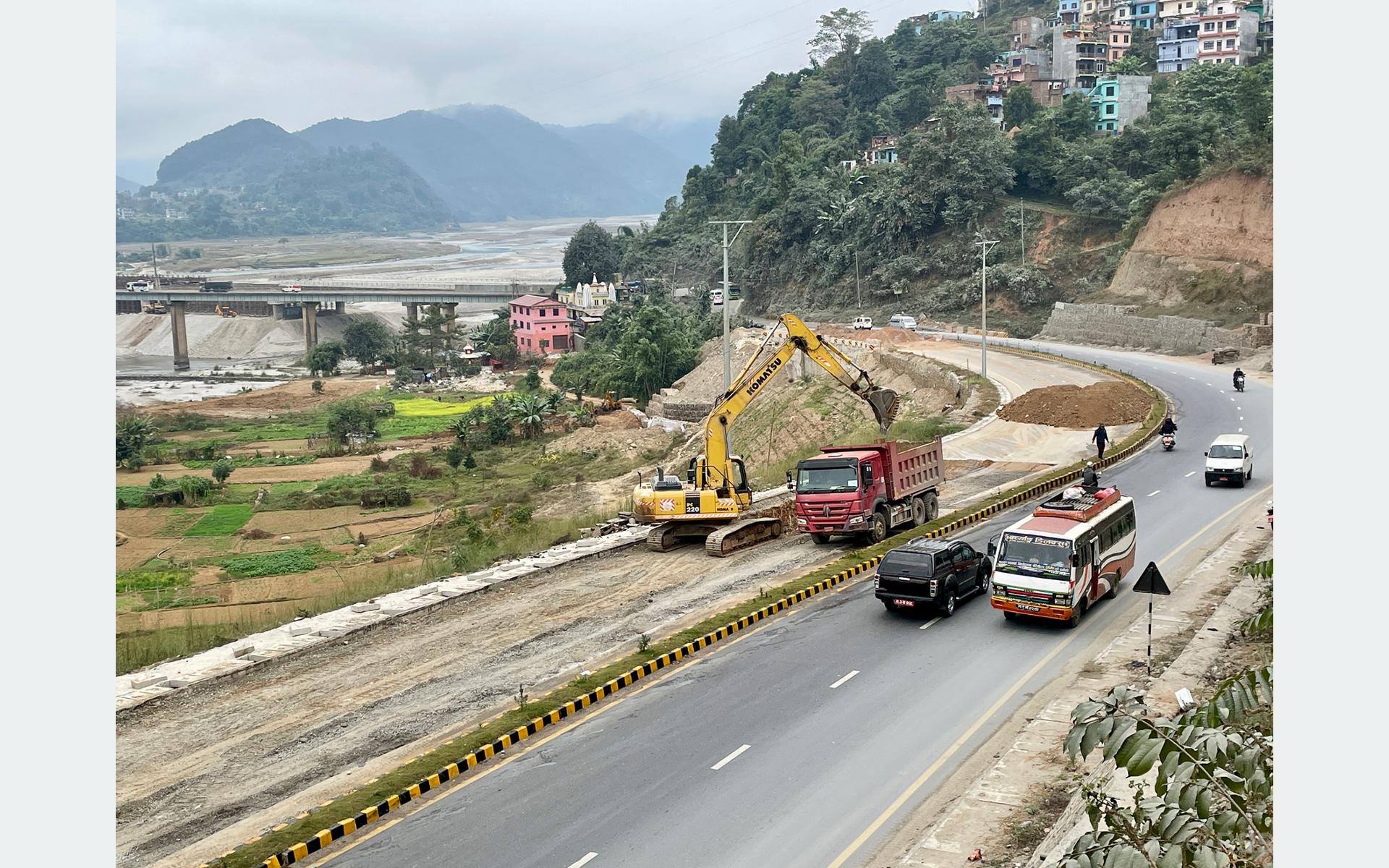 भाँसिएको चार महिनापछि मुग्लिन-पोखरा सडक मर्मत सुरु