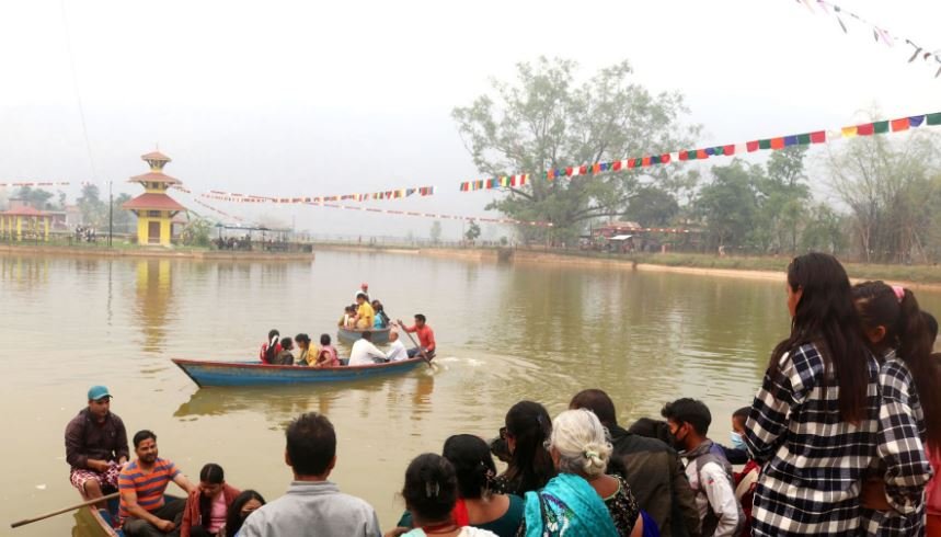 तालपोखरामा डुङ्गा चढ्नेको घुइँचो