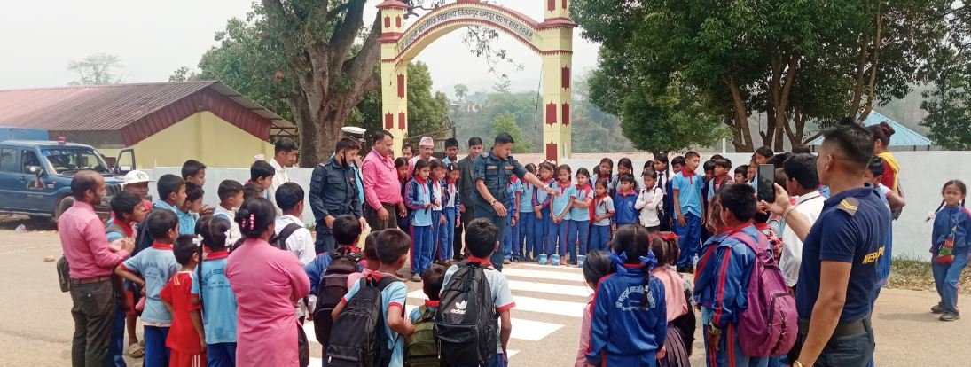 विद्यार्थीलाई सचेत गराउँदै प्रहरी