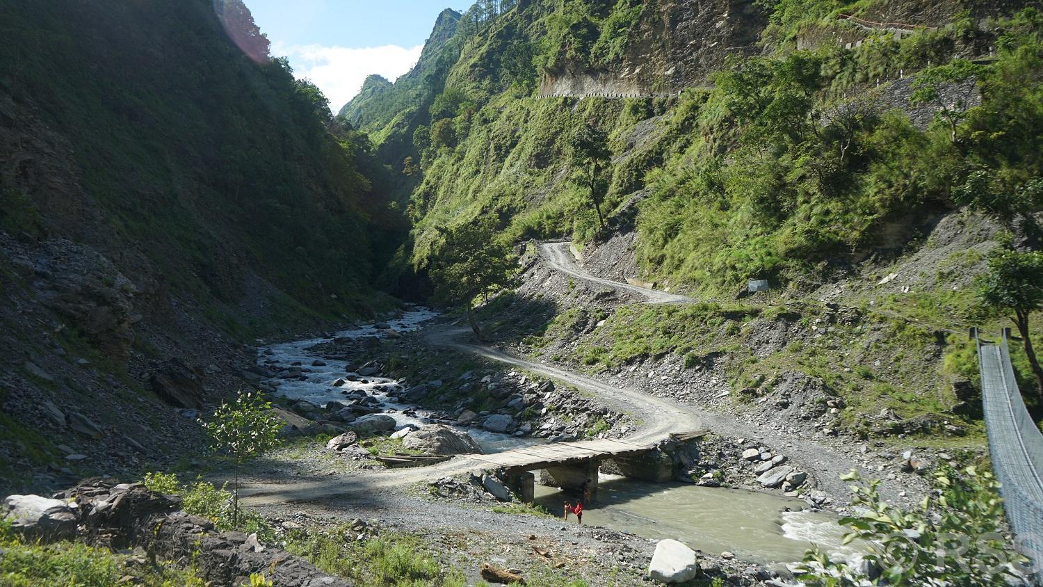म्याग्दीको दाङखोलामा मोटरेबल पुल निर्माण योजना अलपत्र, अस्थायी पुलबाट यातायात सञ्चालन