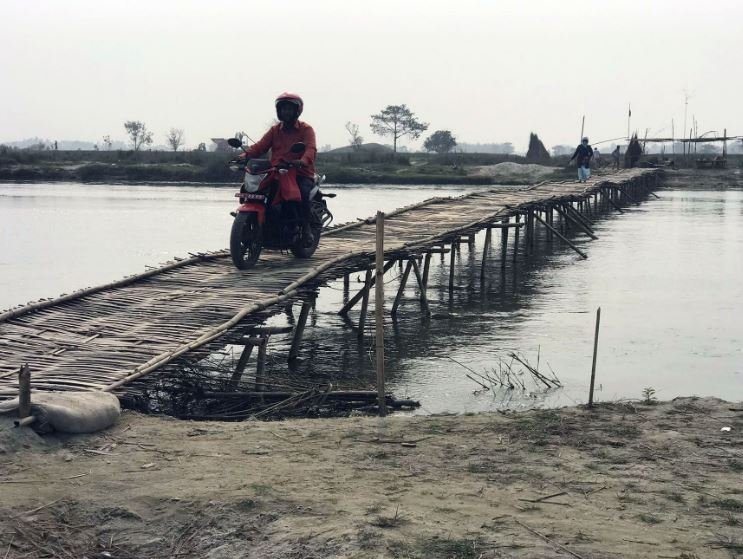 कन्काई नदी तर्न बाँसको पुलमा भर
