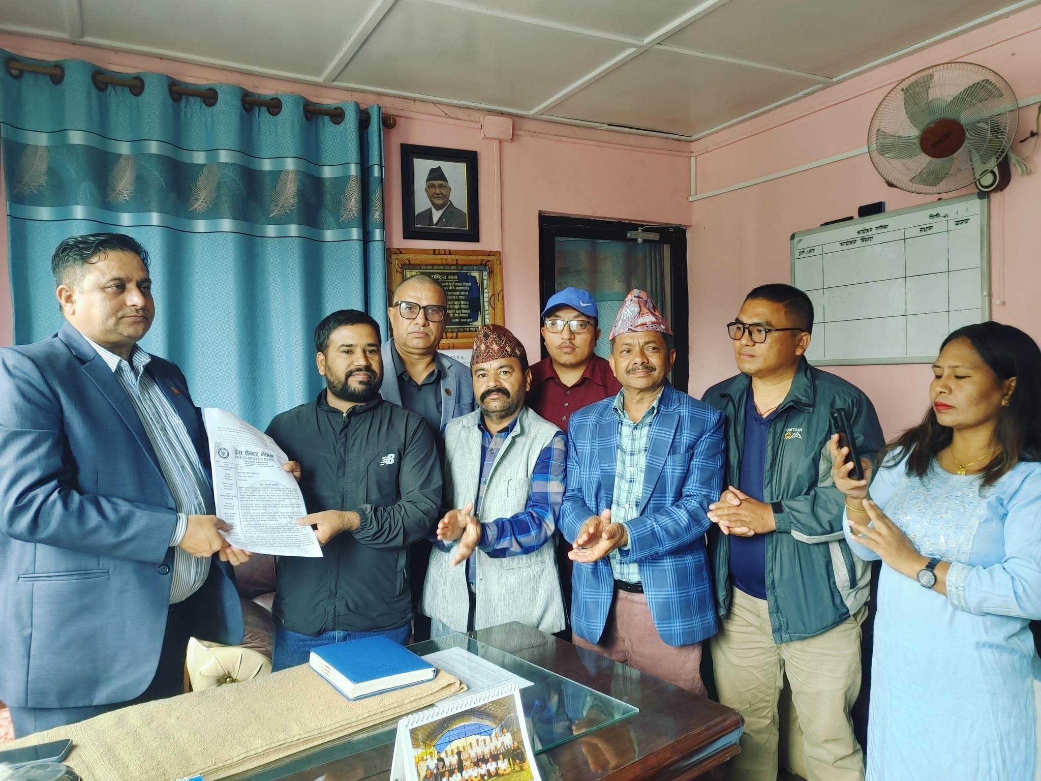 प्रेस सेन्टर चितवनले १० बुँदे माग राख्दै जिल्ला प्रशासनमा बुझायो ज्ञापनपत्र