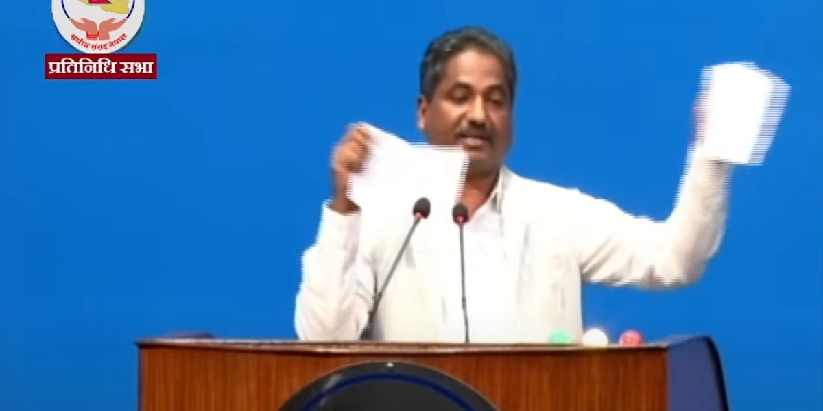 प्रभु साहले संसदको रोष्ट्रमबाटै च्याते निजामती सेवा विधेयक