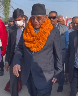 नवलपुरका गाउँबस्तीमा पुगेर स्थानीयसँग भेट गर्दै प्रचण्ड (भिडियो)