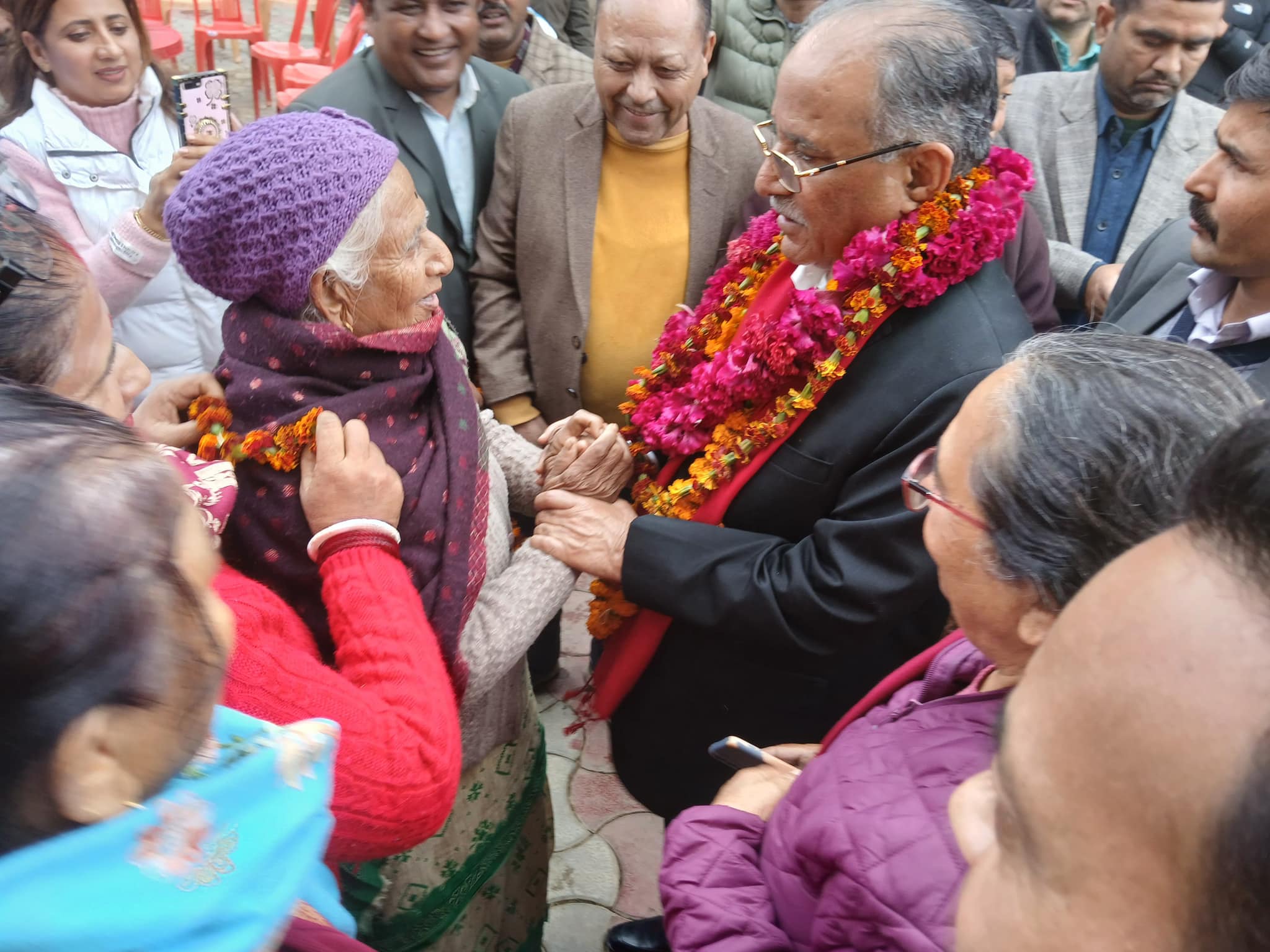 समृद्धीको सपना देखाएर भाग्दै प्रचण्ड