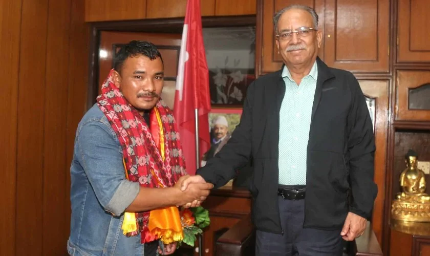 प्रचण्डद्वारा ‘साहसी युवा’ चणिकलाल तामाङलाई सम्मान