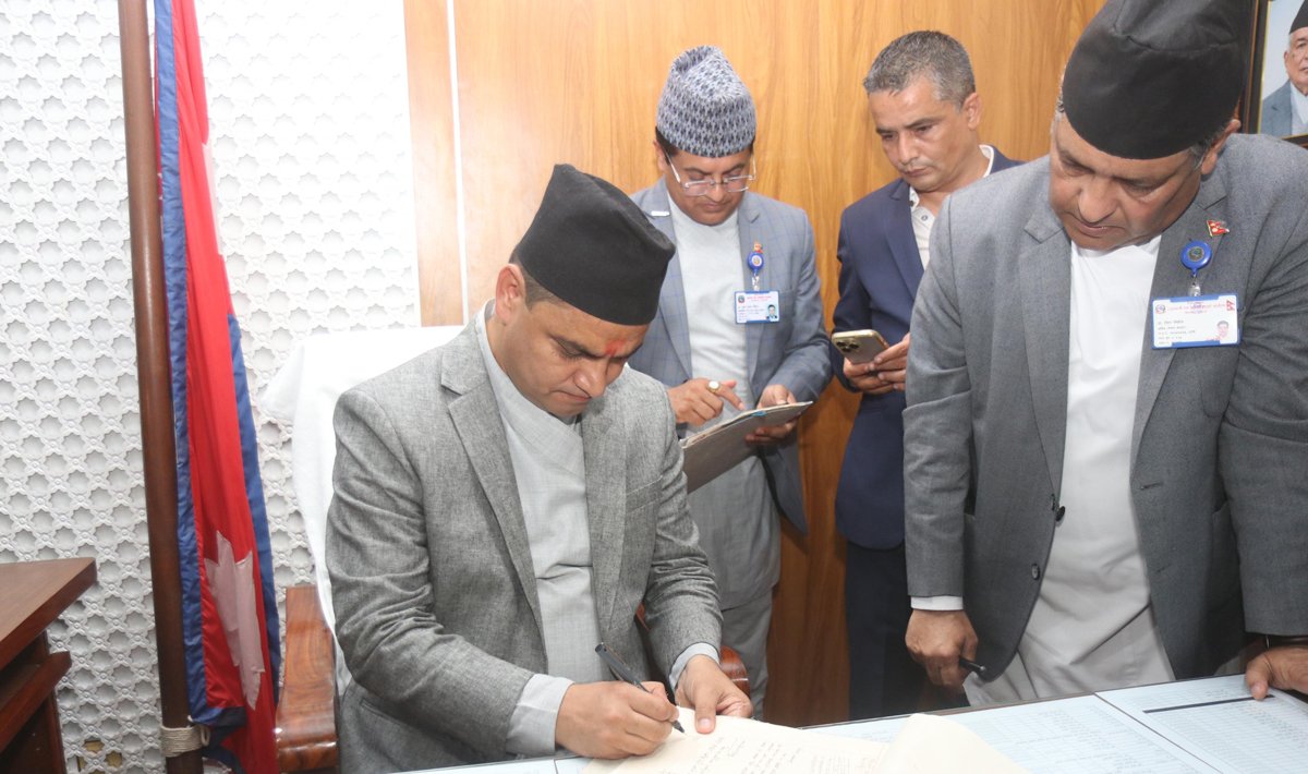 एक महिनाभित्र सरकारी अस्पतालमा लाइन बस्नु पर्दैन : स्वास्थ्यमन्त्री पौडेल