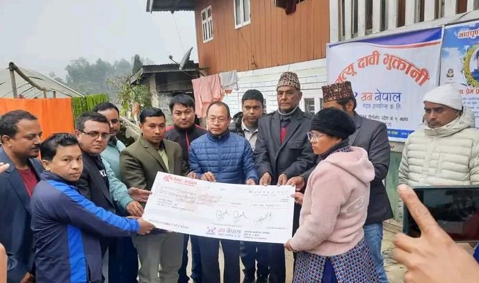 प्रेम आचार्यको परिवारलाई  रु ५० लाखको चेक प्रदान