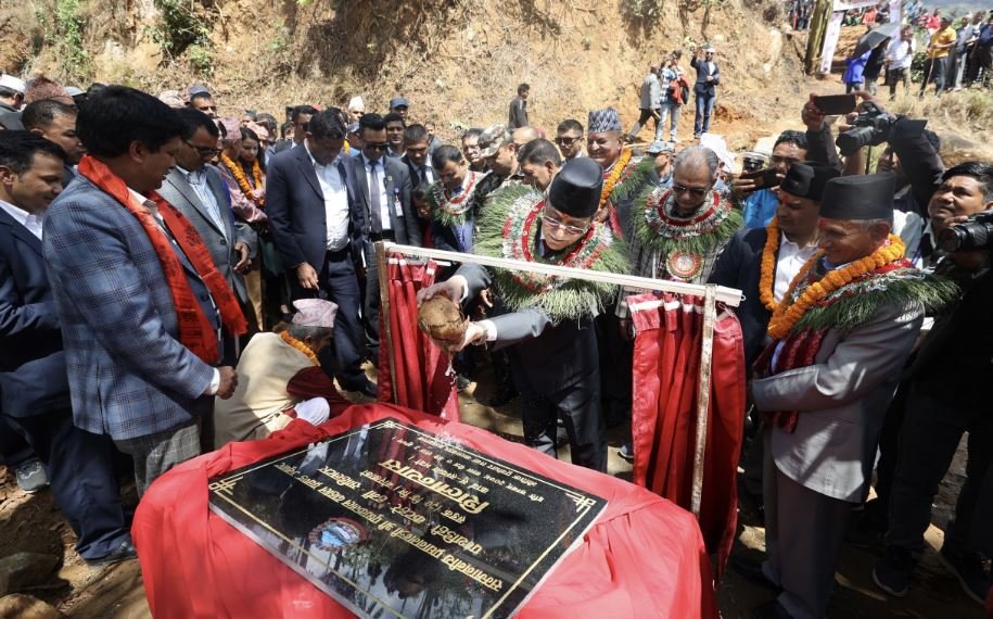 प्रधानमन्त्री–सडक निर्माणको शिलान्यास