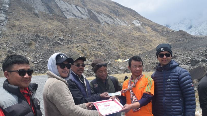 बिजेतालाई पुरस्कार वितरण