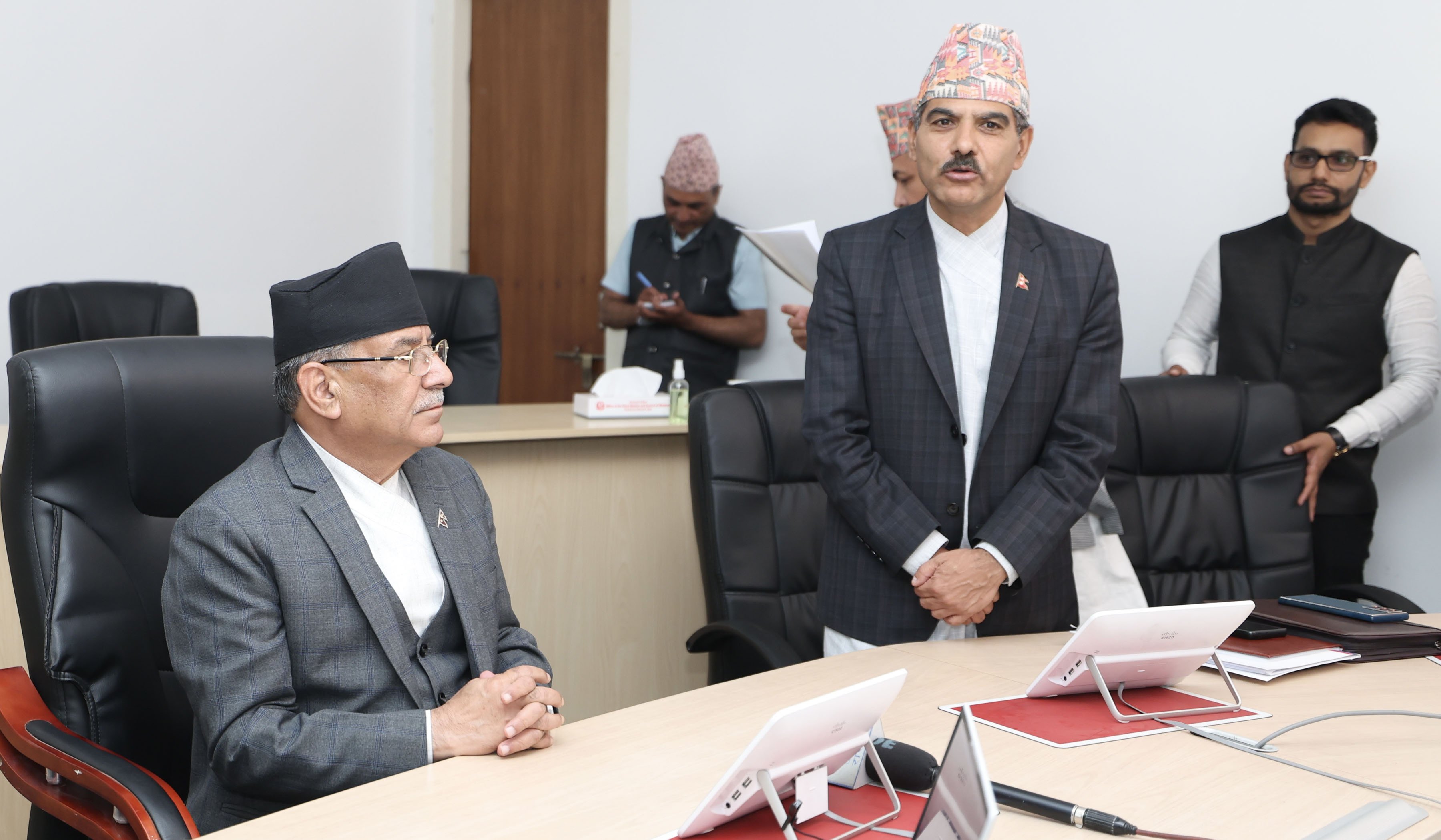 एक्सन रुमबाट अनुमगन तथा निरीक्षण गरिने जानकारी गराउनुहुँदै मुख्यसचिव अर्यााल