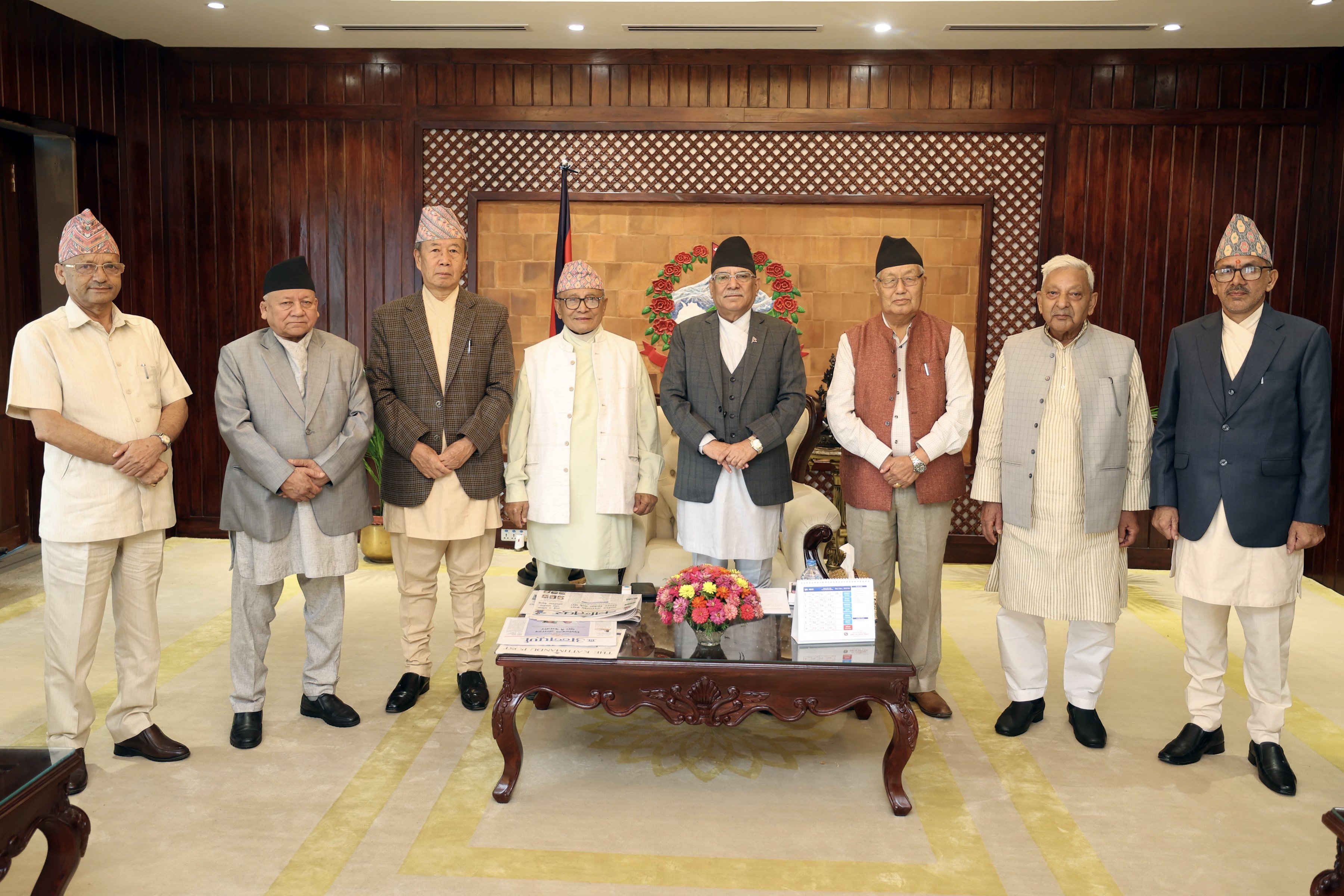 प्रम दाहालसँग सात प्रदेशका प्रमुखहरु