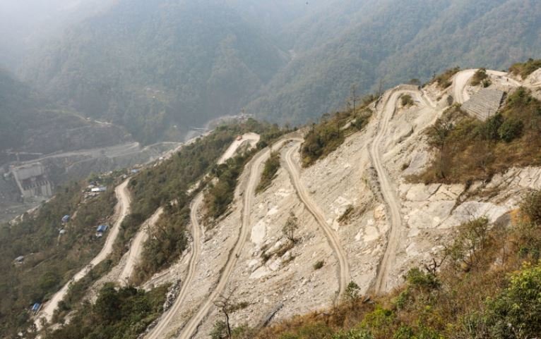 पहाड छिचोलेर सडक