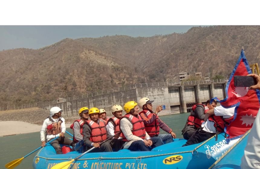 पूर्वप्रधानमन्त्री डा भट्टराई  र्‍याफ्टिङ