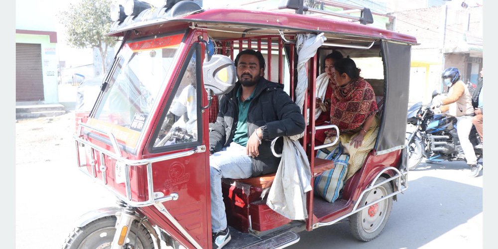 कृत्रिम खुट्टाले सवारी चलाएर मनग्गे आम्दानी