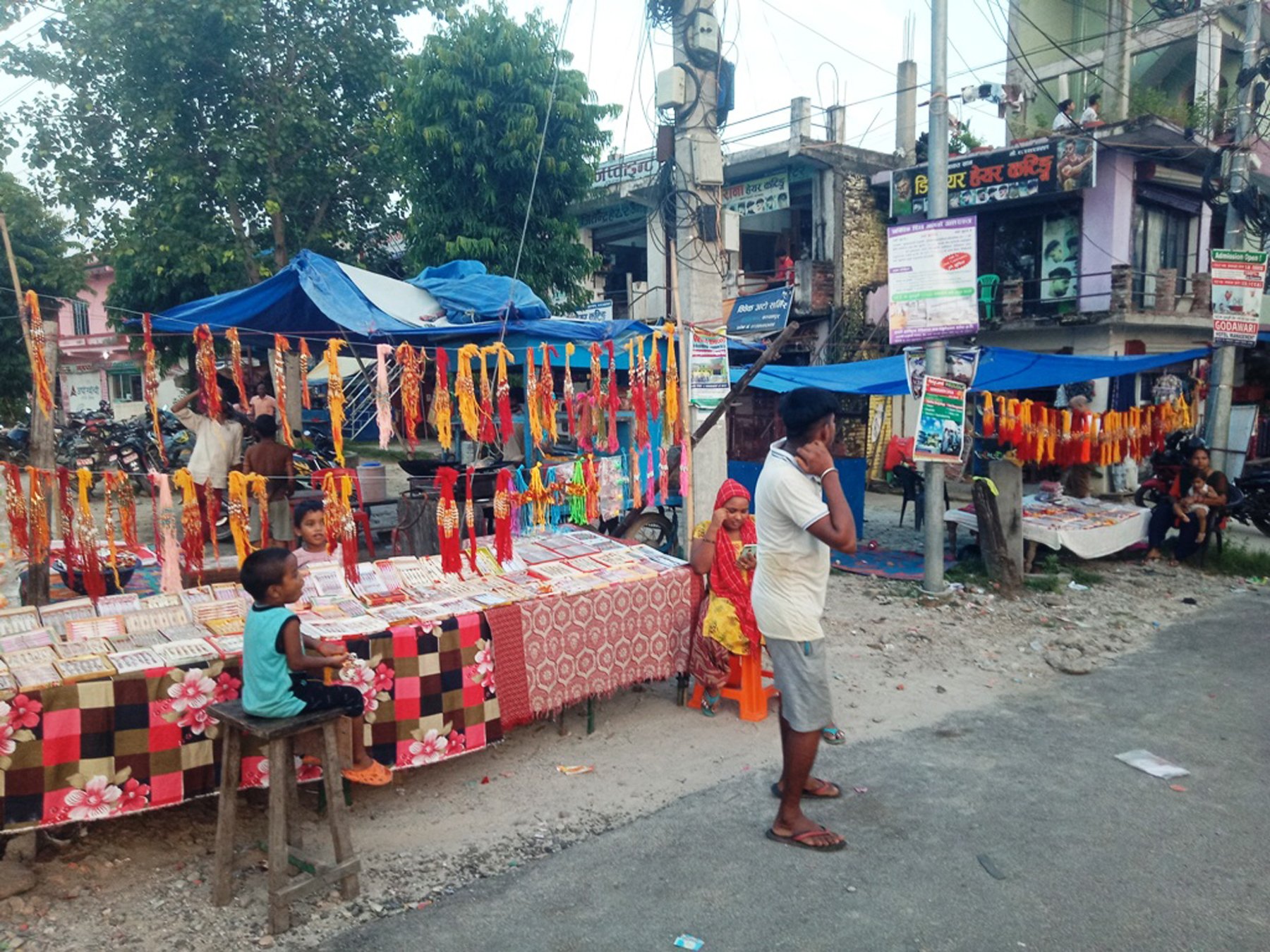 रक्षाबन्धनका सामग्री बेच्न राखिएका पसल