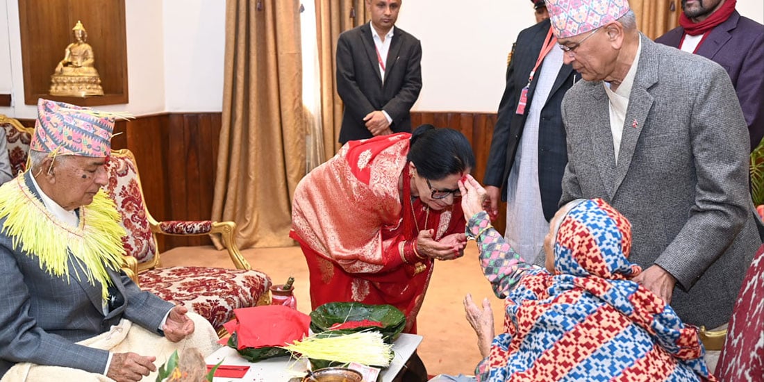 राष्ट्रपति रामचन्द्र पौडेलद्वारा९१ वर्षीया भाउजूको हात बाट टीका ग्रहण