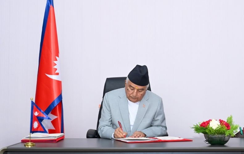 विभिन्न अध्यादेश जारी भएसँगै पदमुक्त हुँदै पदाधिकारीहरू