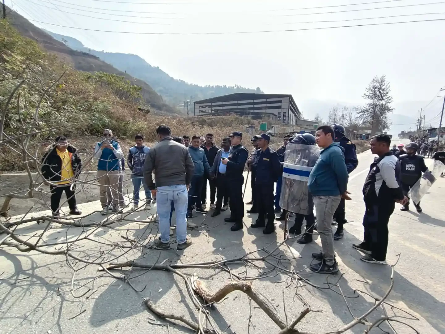 बस दुर्घटनापछि मन्थली-खुर्कोट सडक अवरुद्ध, छानबिन र क्षतिपूर्तिको माग