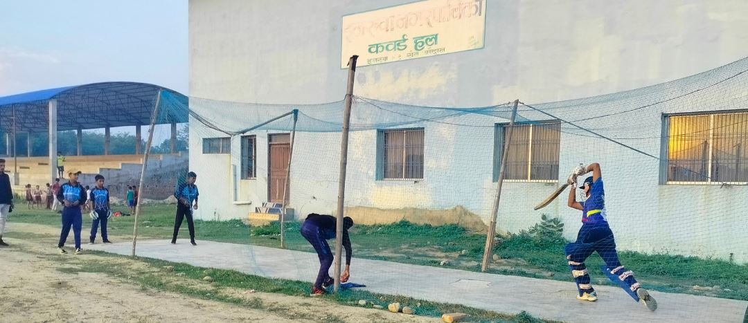 रङ्गशालाको एउटा कुनामा अभ्यास गर्दै खेलाडी