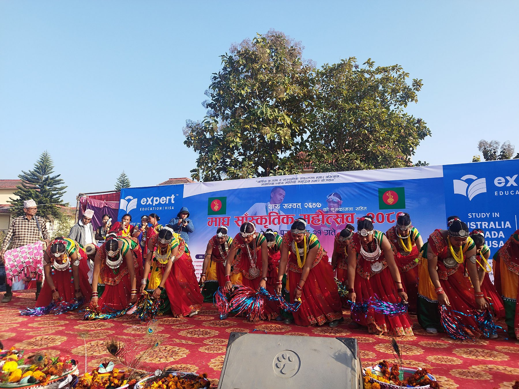सख्या नाच देखाउँदै थारु समुदाय