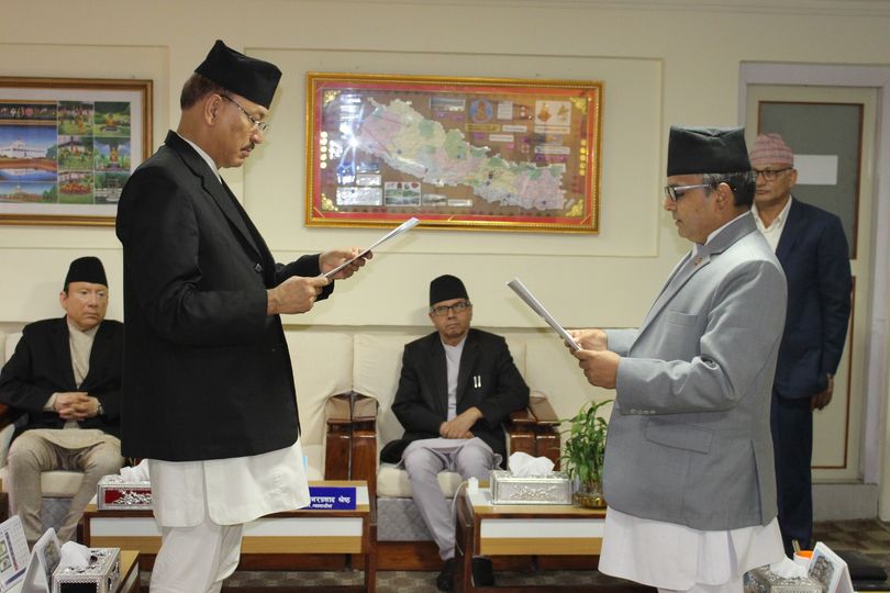 घिमिरेले लिए राष्ट्र बैङ्क सञ्चालक समितिको शपथ