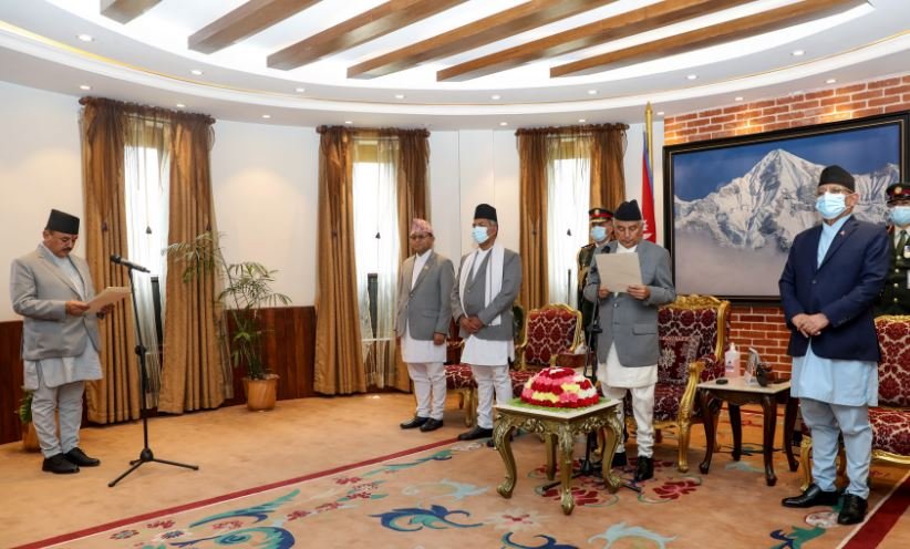 नवनियुक्त मन्त्रीले लिए शपथ