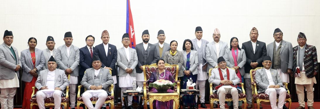 राष्ट्रपति भण्डारीसँग सामूहिक तस्बिरमा