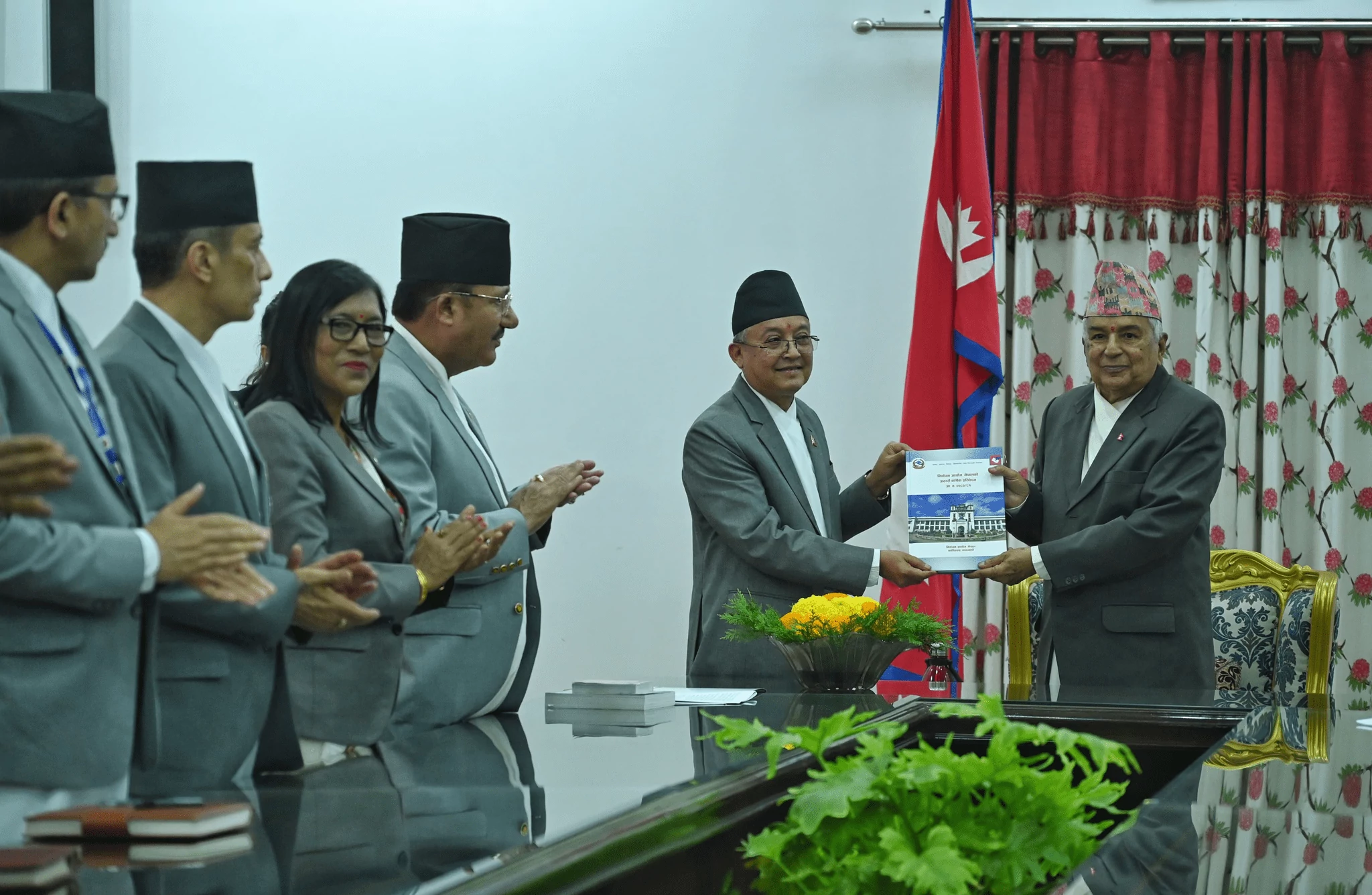 निर्वाचन आयोगले गर्‍यो राष्ट्रपति पौडेल समक्ष आयोगको प्रतिवेदन पेस