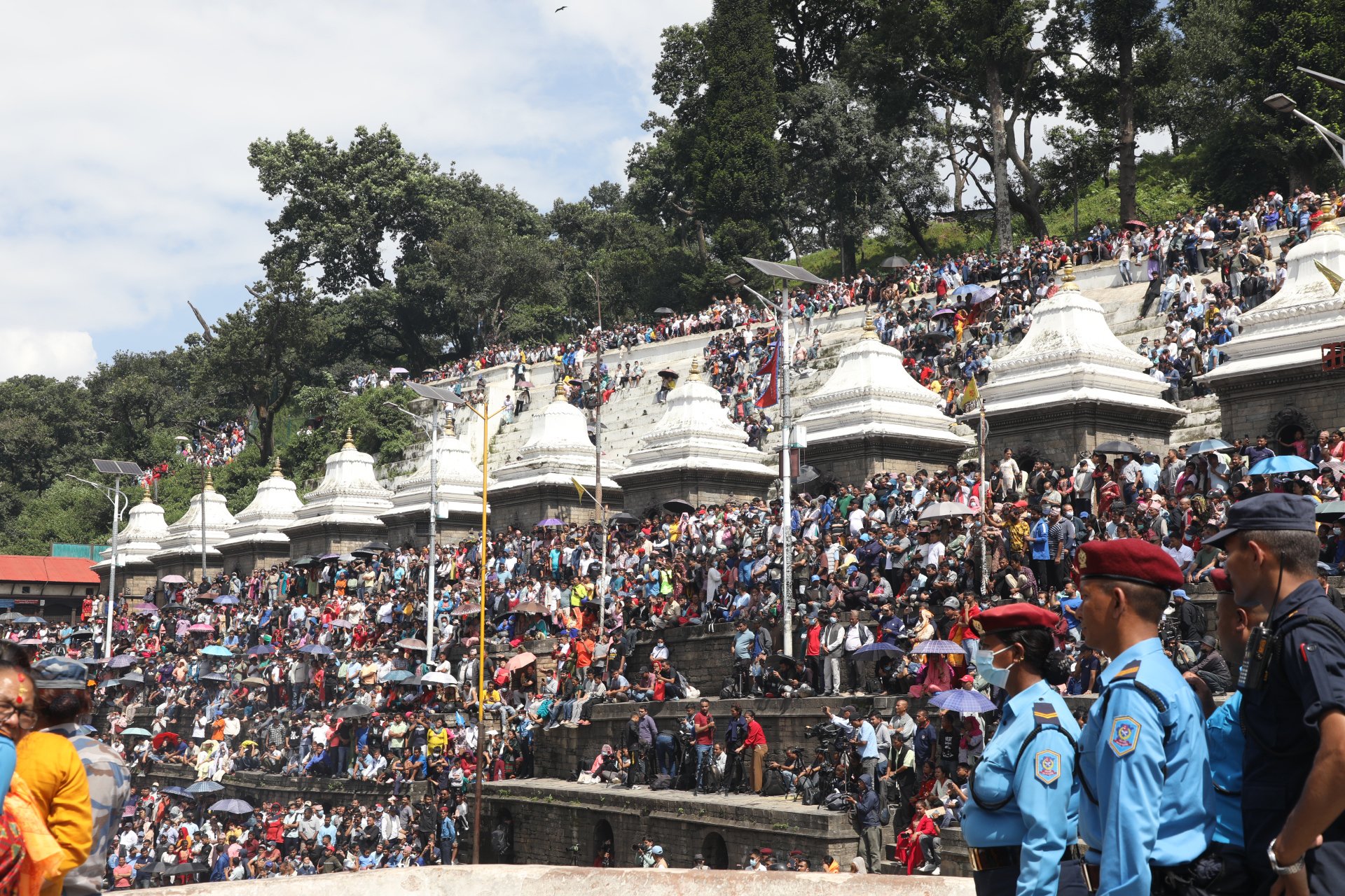 नेम्वाङ अन्तिम संस्कारमा सहभागी हुँदै जनमुदाय
