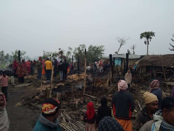 रौतहटको पासवान टोलमा भिषण आगलागी, २५ भन्दा बढी घर जलेर नष्ट