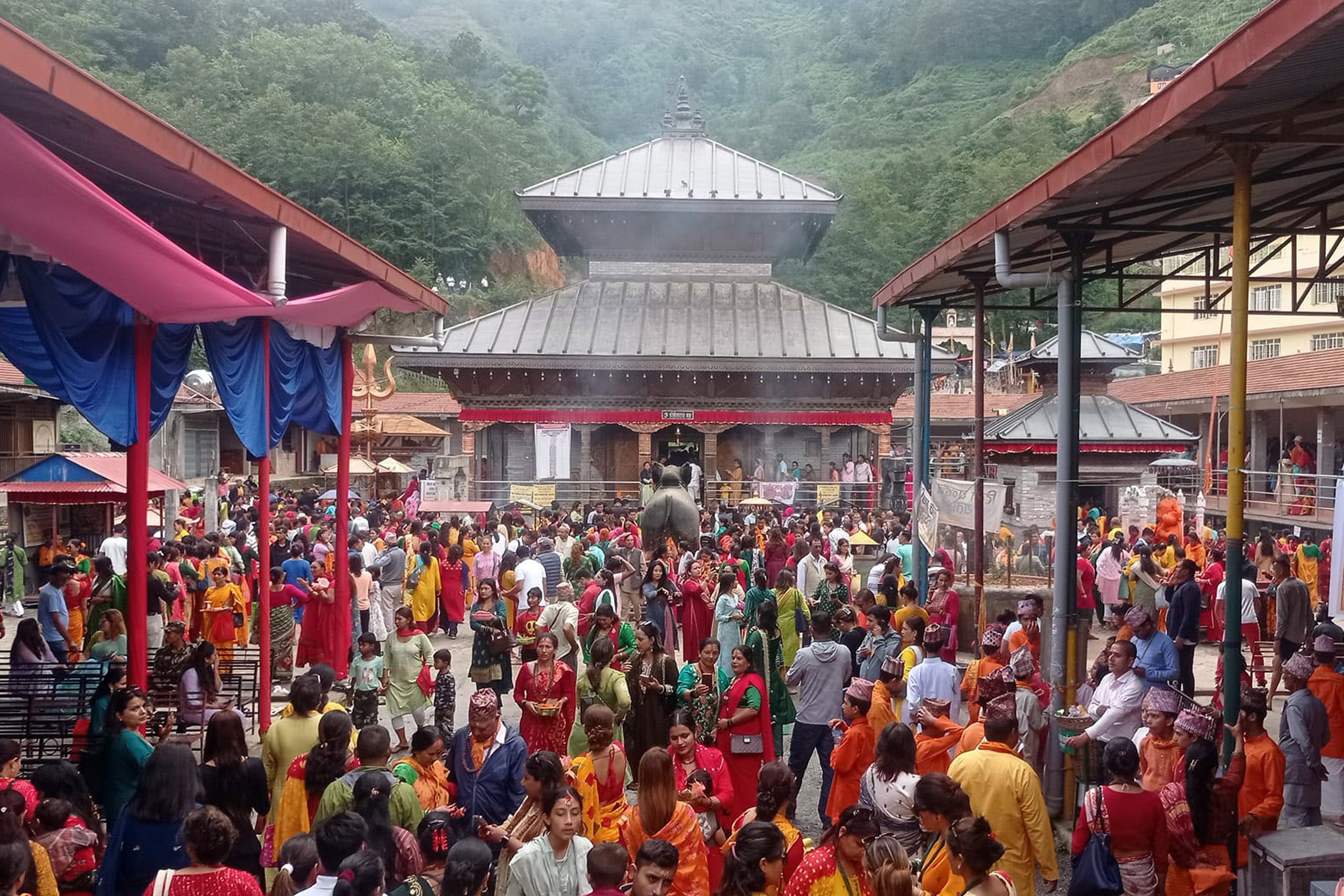 डोलेश्वर महादेव मन्दिरमा भक्तजन