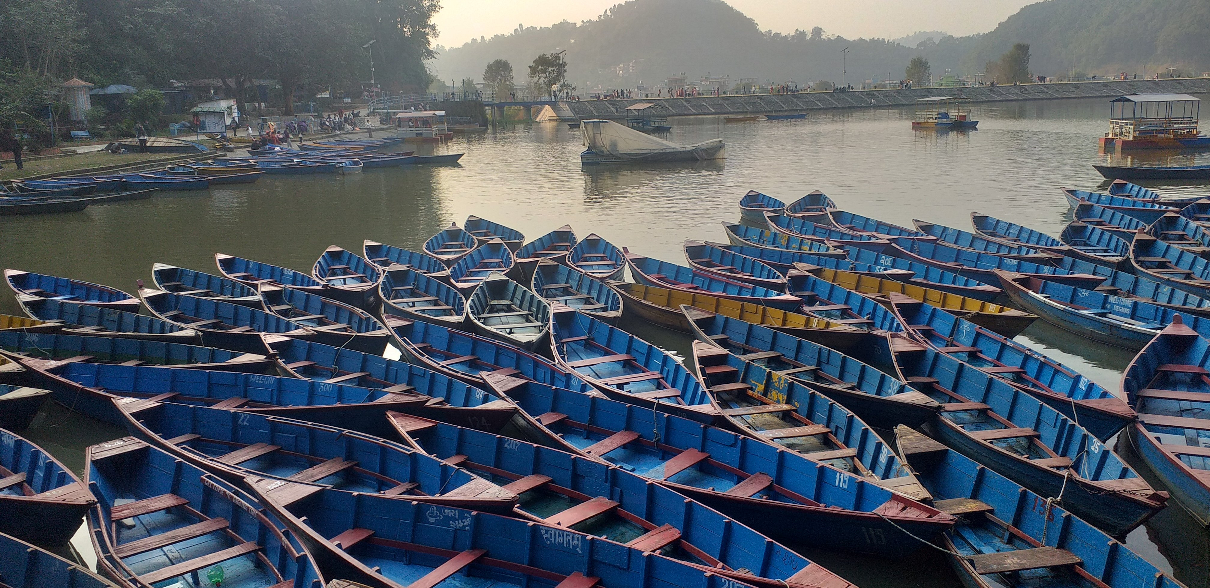 पर्यटकको पर्खाइमा डुङ्गा व्यवसायी (तस्बिर)