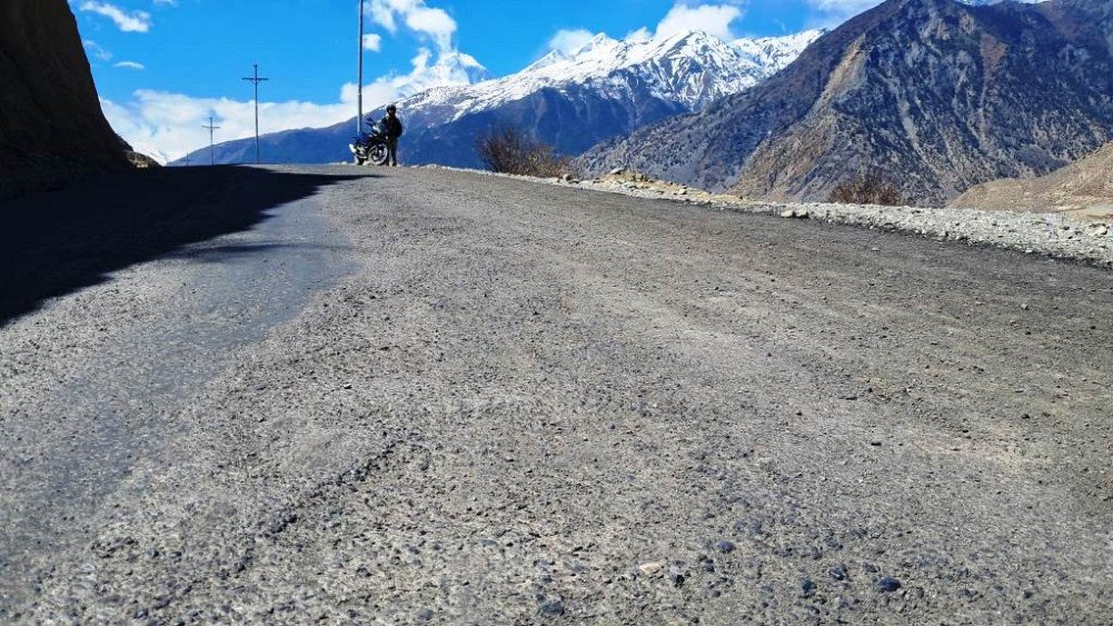 घरपझोङ सडकमा कमसल कालोपत्र
