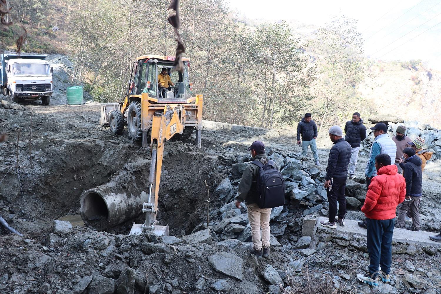 म्याग्दीमा जनप्रतिनिधिले भत्काइदिए माटो मिसिएको गिट्टी प्रयोग भएको ढलान