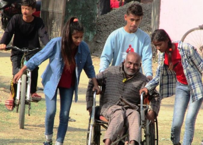सडक पार गराइँदै