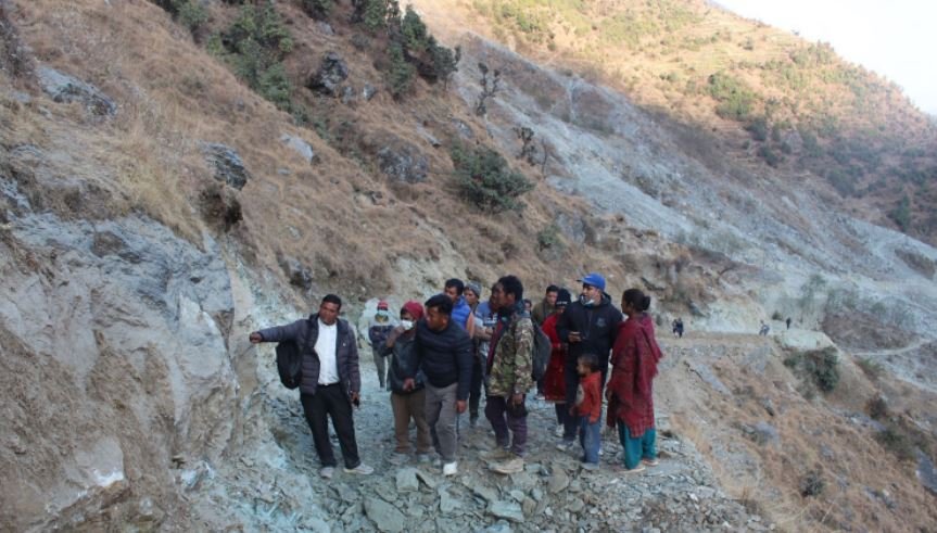 सडक निर्माणको अनुगमन