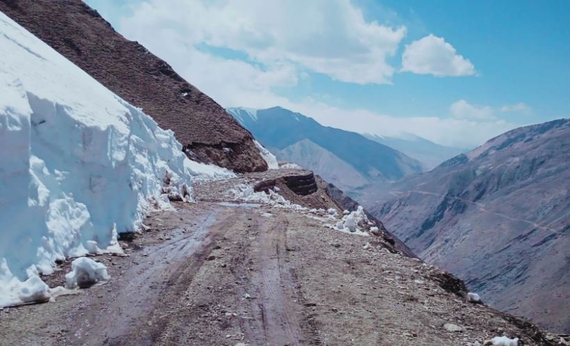 नारा लेखमा हिउँ पन्छाए पछिको सडकखण्ड