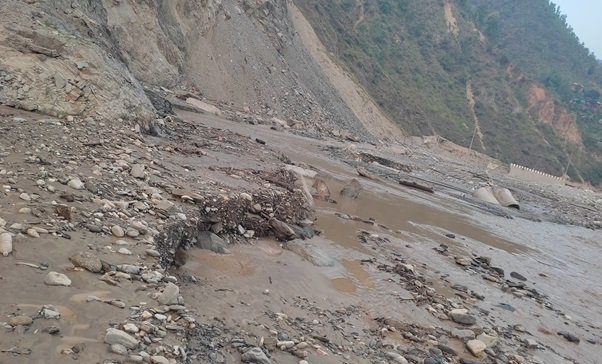 बाढीका कारण अवरुद्ध बीपी राजमार्ग १६ घण्टापछि खुल्यो