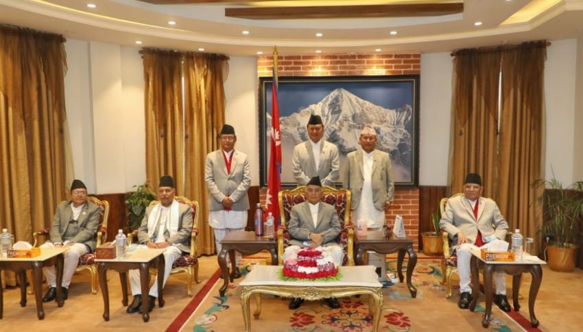 शपथपछि  नवनियुक्त मन्त्रीहरु राष्ट्रपतिसँग