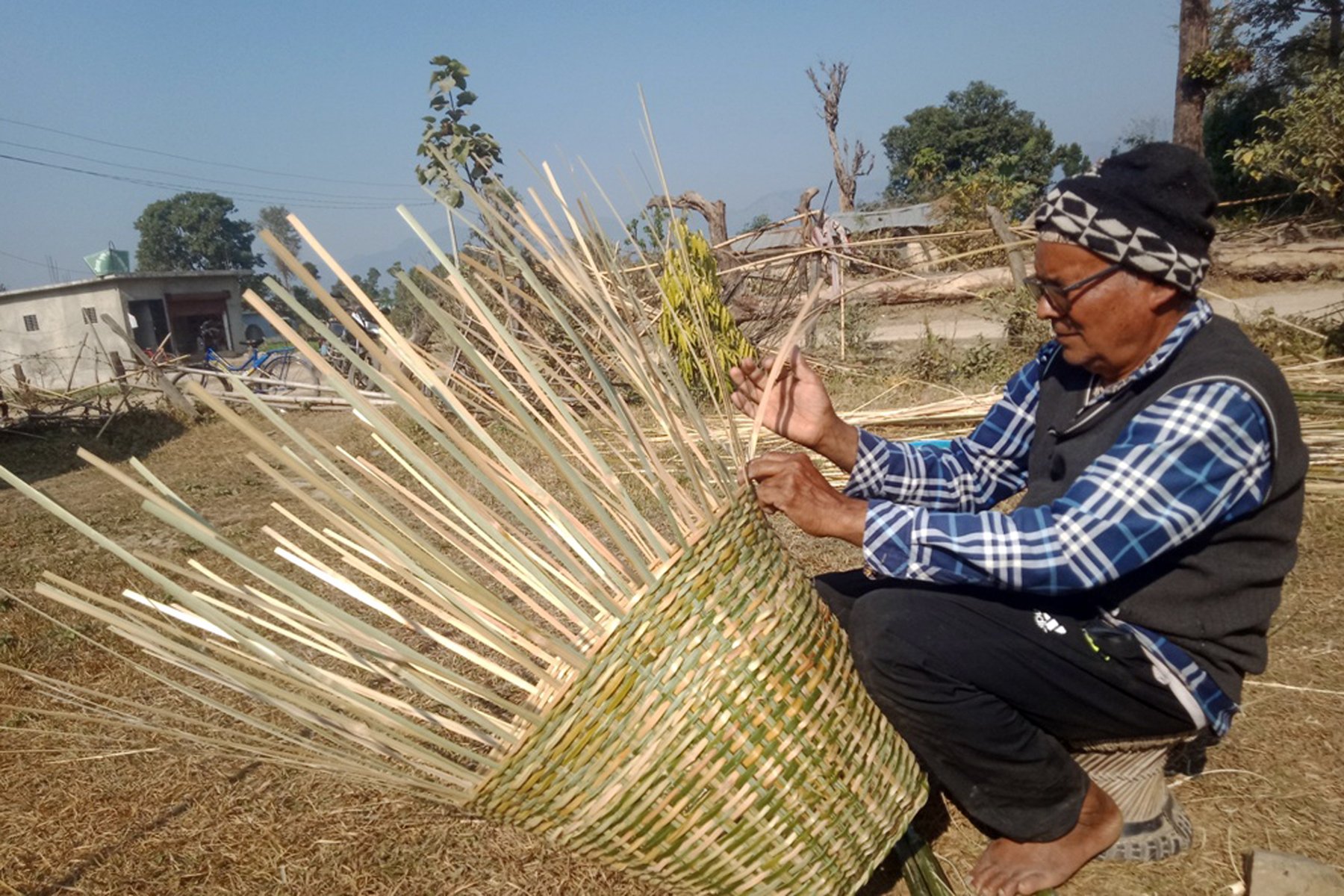 बाँसका चोयाबाट डोको बुन्दै