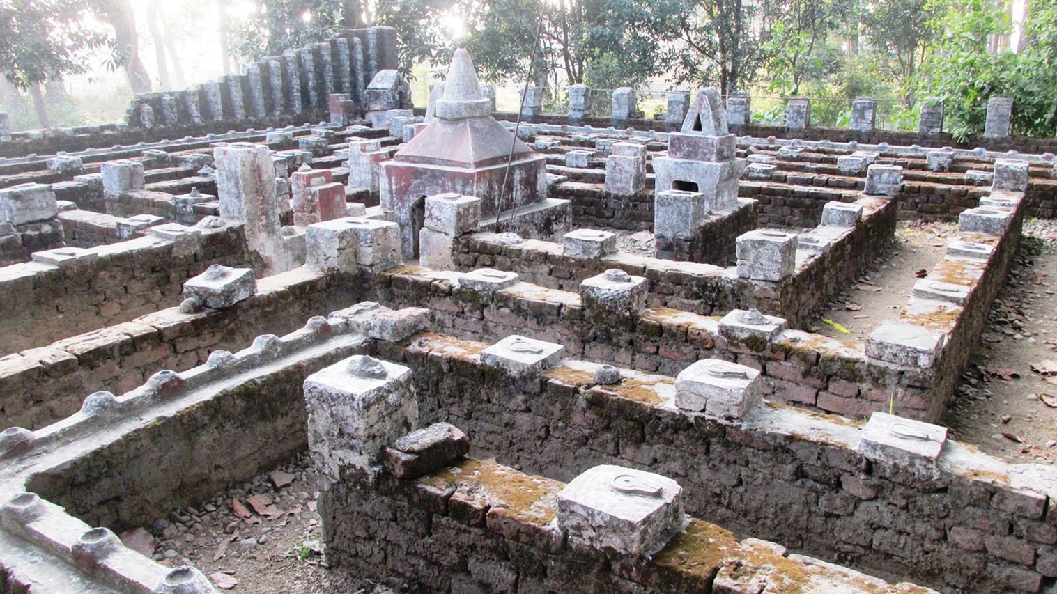 जीर्ण बन्दै चक्रव्यूह