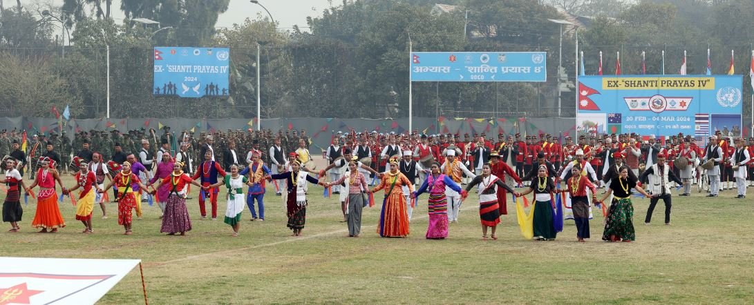 सांस्कृतिक झाकी प्रस्तुत गर्दै नेपाली सेनाको टोली